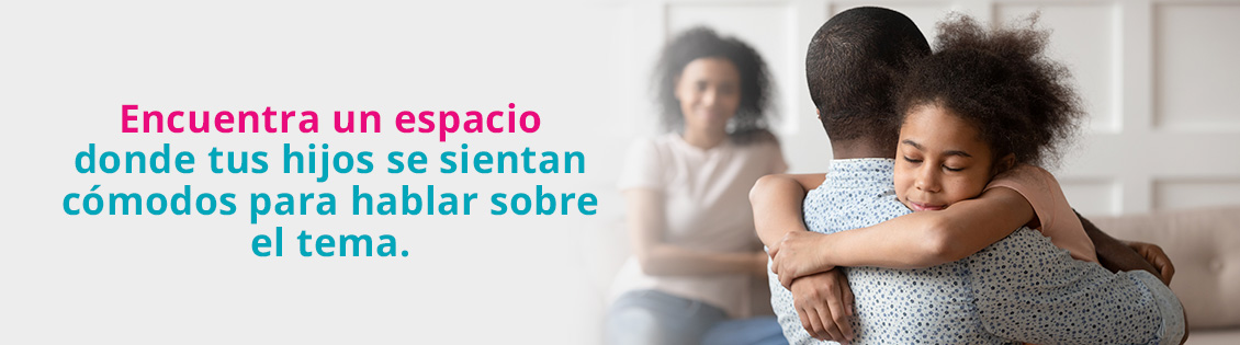 Niña Abraza a su Papá Mientras Hablan, Junto a Mamá, Cómodos Sobre el Tema