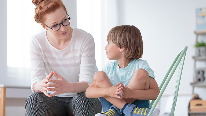 Madre Educando a Hijo Desde Temprana Edad para Prevenir Ignorancia Sexual