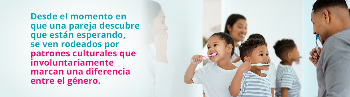 Niño y Niña Cepillándose los Dientes en Compañía de sus Padres