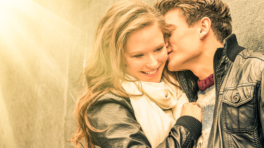 Pareja de Jvenes Sonrientes y Romnticos