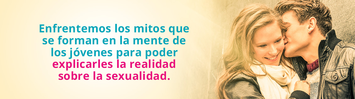 Pareja de Jóvenes Sonrientes y Románticos