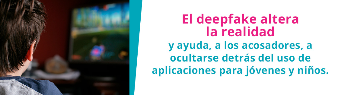 Parte posterior de un niño que mira la pantalla de un monitor de pc