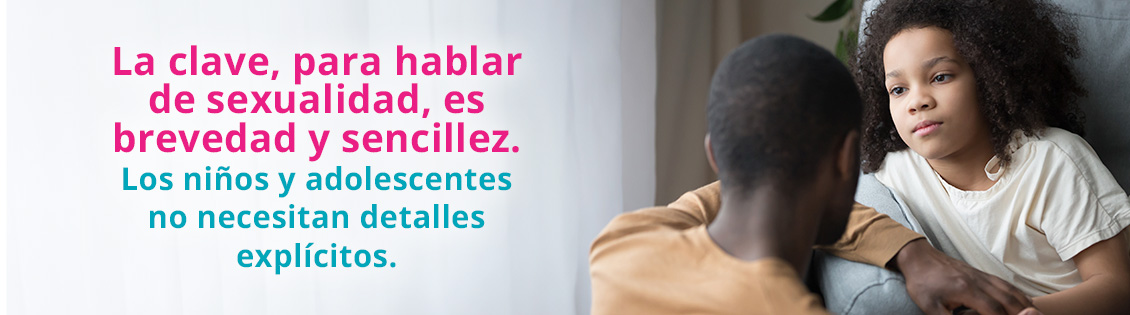 Toma posterior del papá inclinado frente a su hija para responder sus preguntas