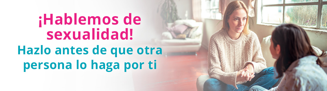 Mamá sentada con su hija, mirándola a los ojos para hablar sobre sexualidad