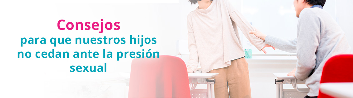 Joven tomando del brazo a una joven que se siente presionada por él